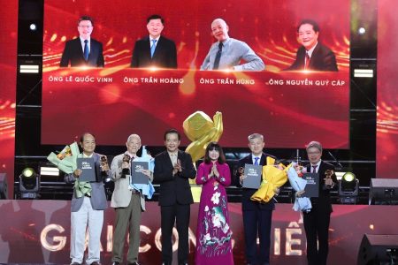Chủ tịch Hội Marketing Việt Nam, ông Trần Hoàng nhận giải thưởng Cống hiến Vạn Xuân Awards 2024.
